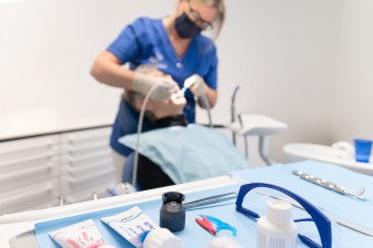 ZFA behandelt eine Patientin | Zahnarztpraxis Kamberci in Olpe